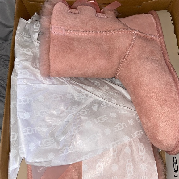UGGS - Picture 4 of 4